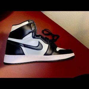 - Nike air black leather hi top sneakers men 7 women 8.5